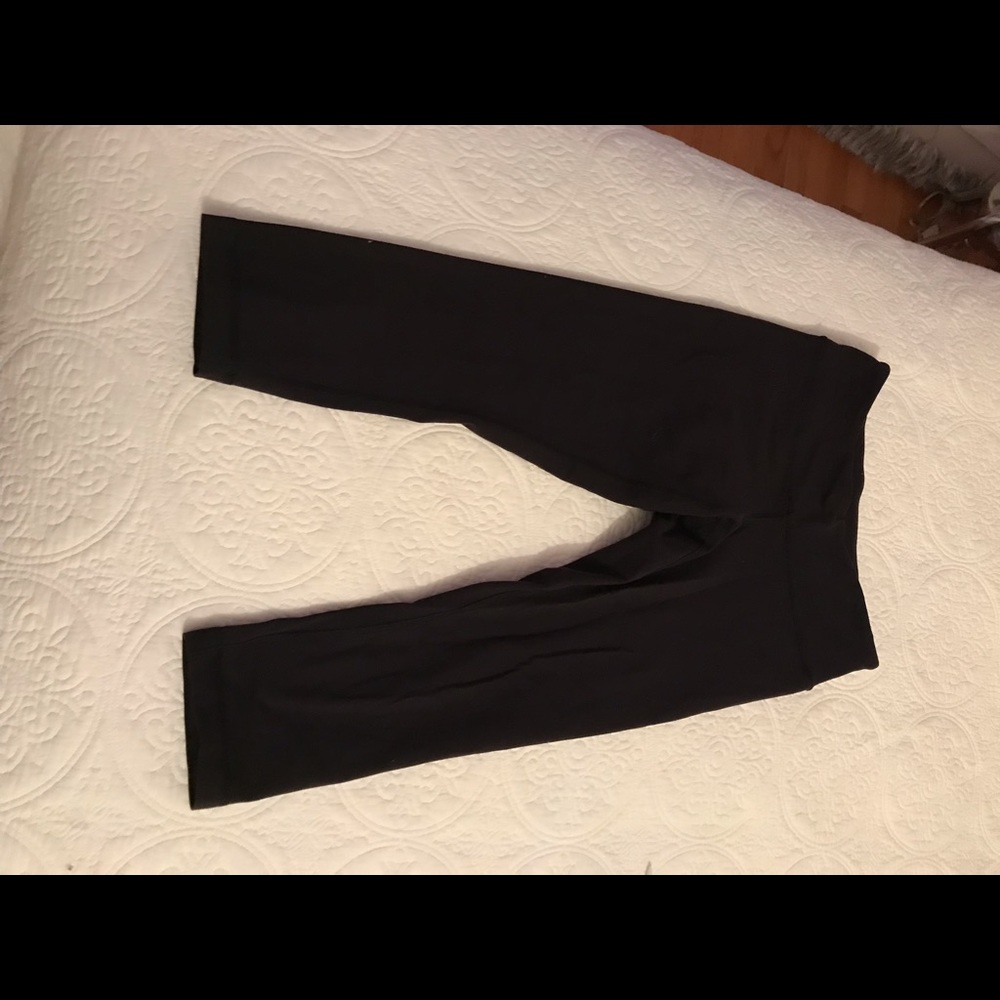 LULULEMON CROPPED BLACK LEGGINGS SIZE 6